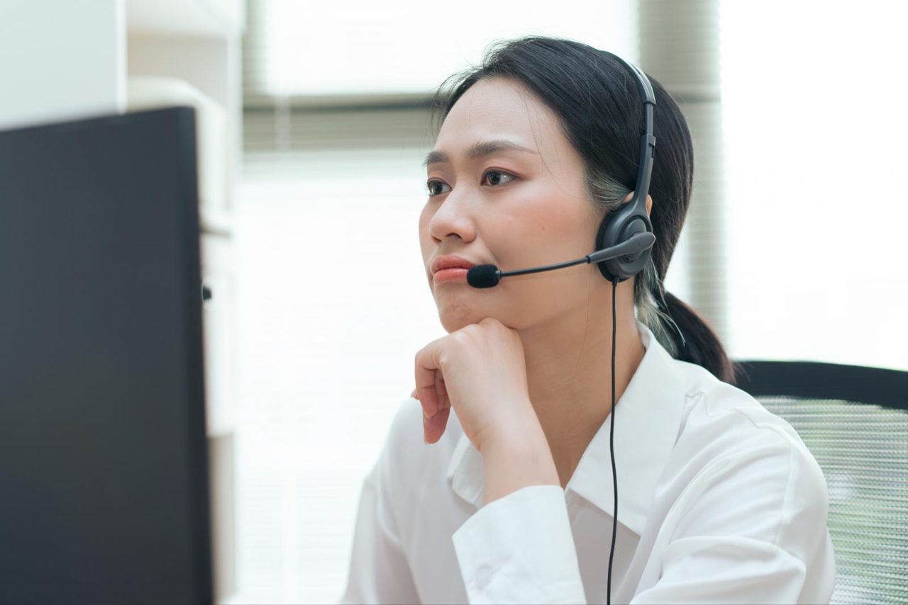 헤드셋을 쓰고 상담 화면을 보는 상담사